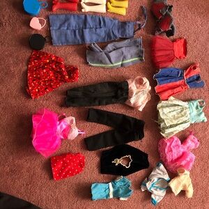 Lot of vintage Barbie clothes, shoes, boots, handbags. Metal & plastic snaps.